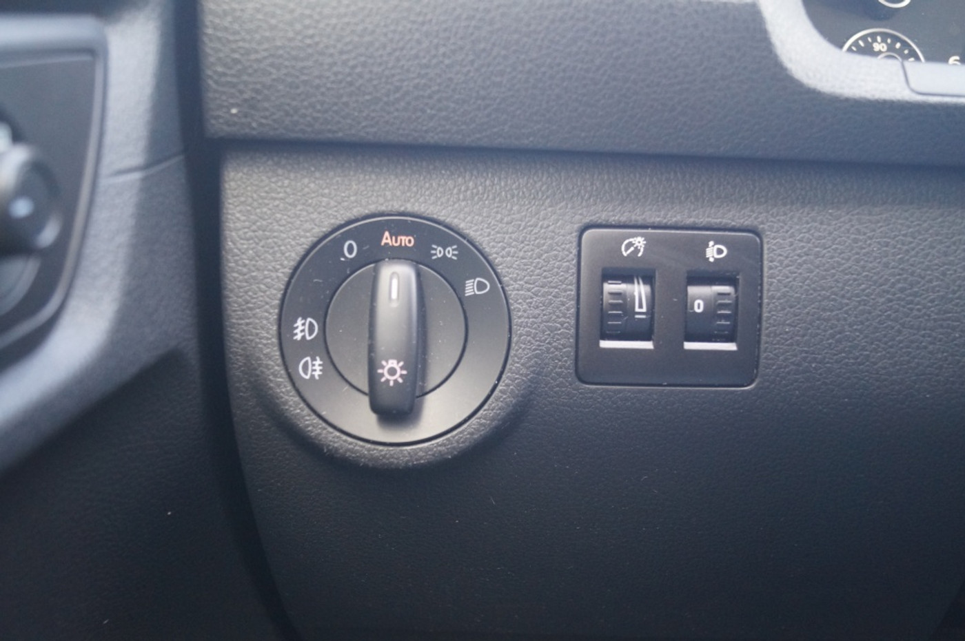 Foto van Volkswagen Caddy Modified Partition Wall