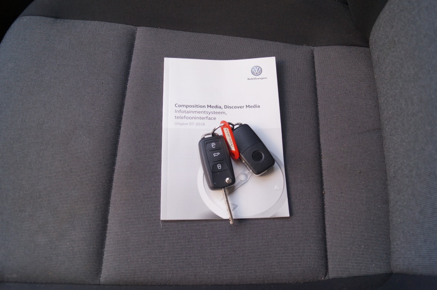 Foto van Volkswagen Caddy Modified Partition Wall