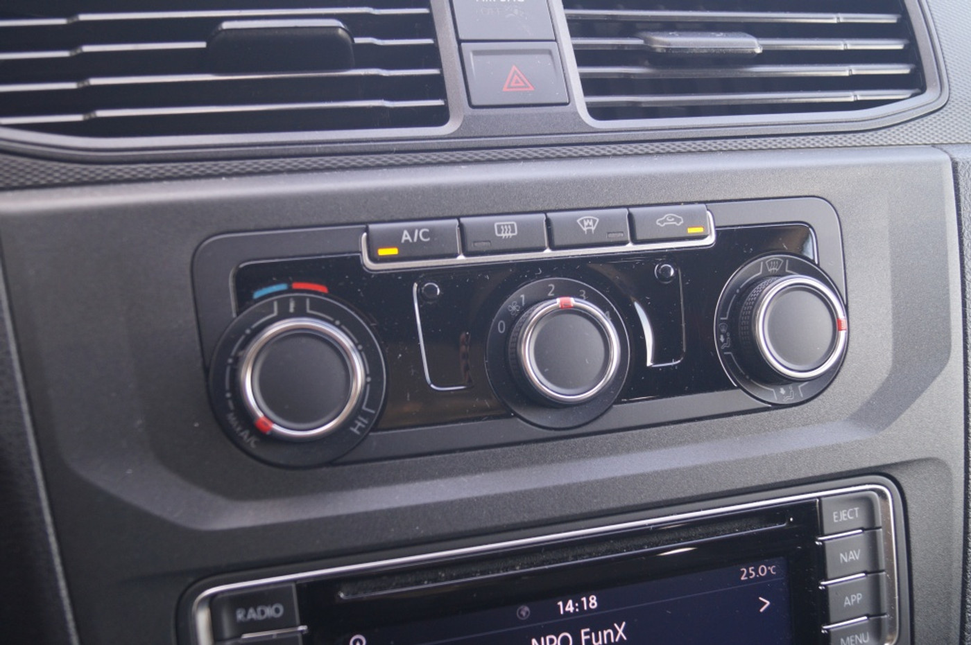 Foto van Volkswagen Caddy Modified Partition Wall