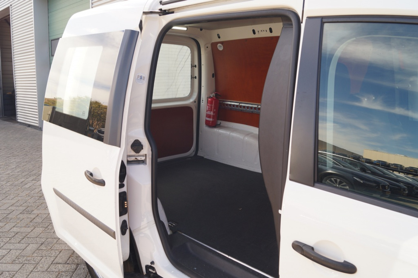 Foto van Volkswagen Caddy Modified Partition Wall
