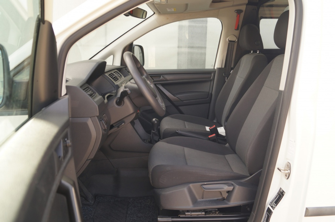Foto van Volkswagen Caddy Modified Partition Wall