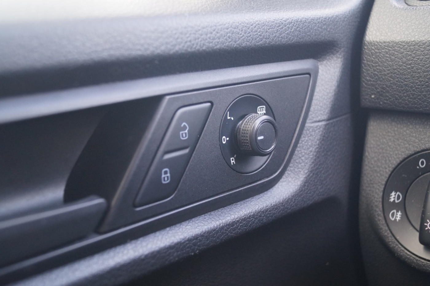 Foto van Volkswagen Caddy Modified Partition Wall