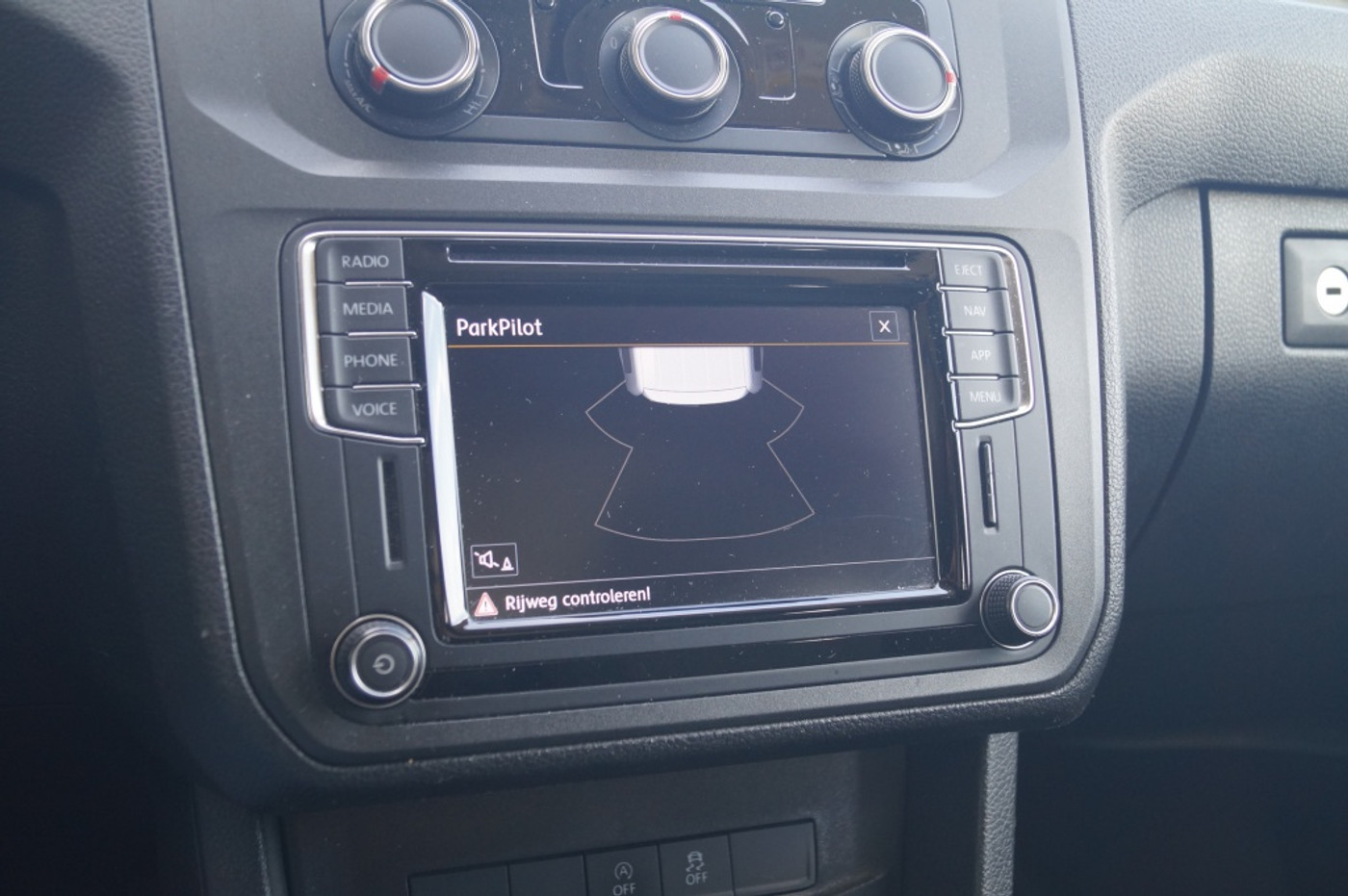 Foto van Volkswagen Caddy Modified Partition Wall