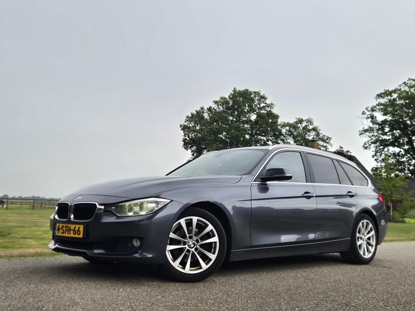 BMW 320i 320i High Executive 2013 - voorkant