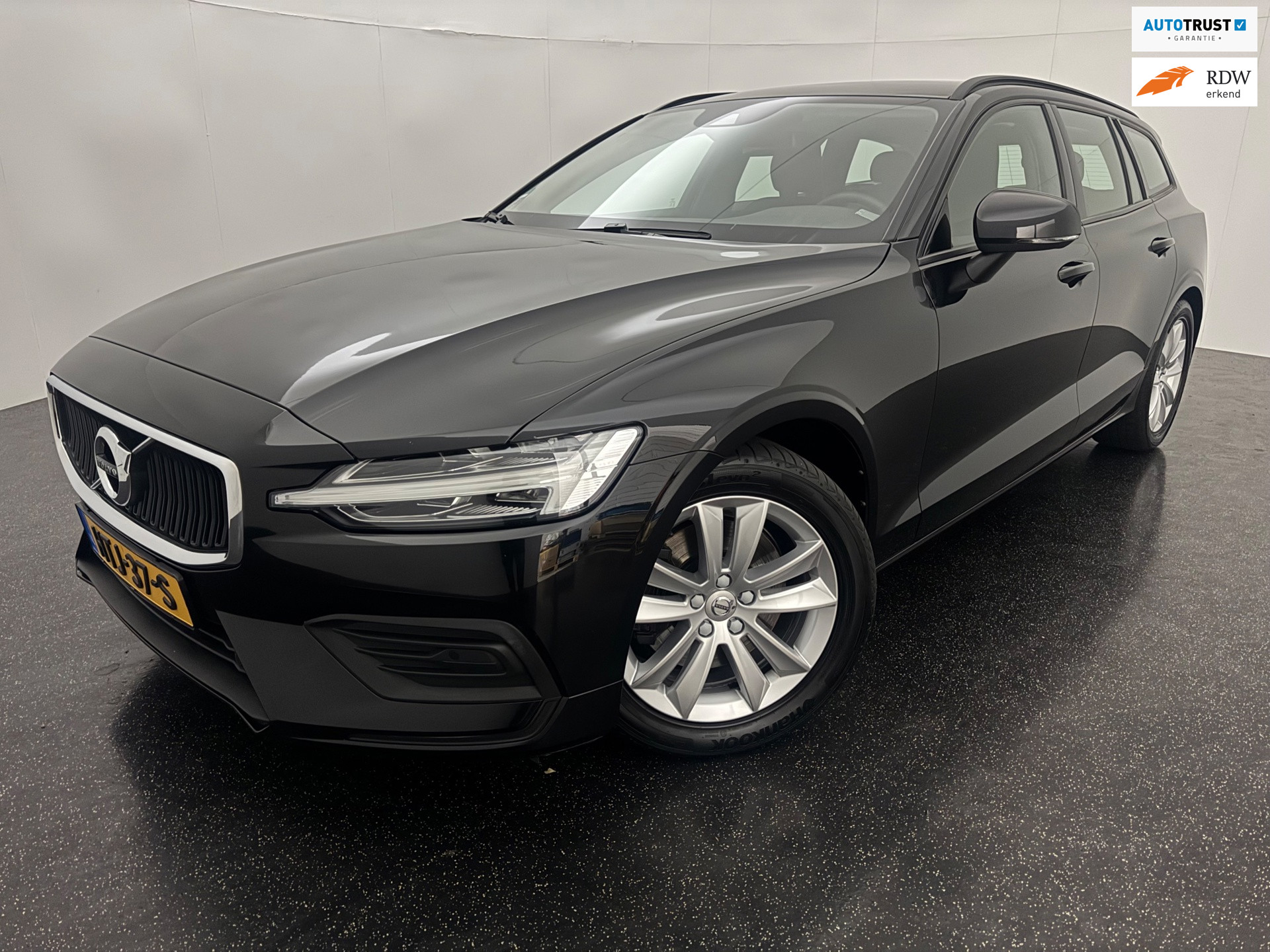 Volvo V60 2.0 B3 Automaat Cruise Carplay Led Camera BJ 2021  Eerste Eigenaar Vol Opties Dealer Onderhouden 2021 - voorkant