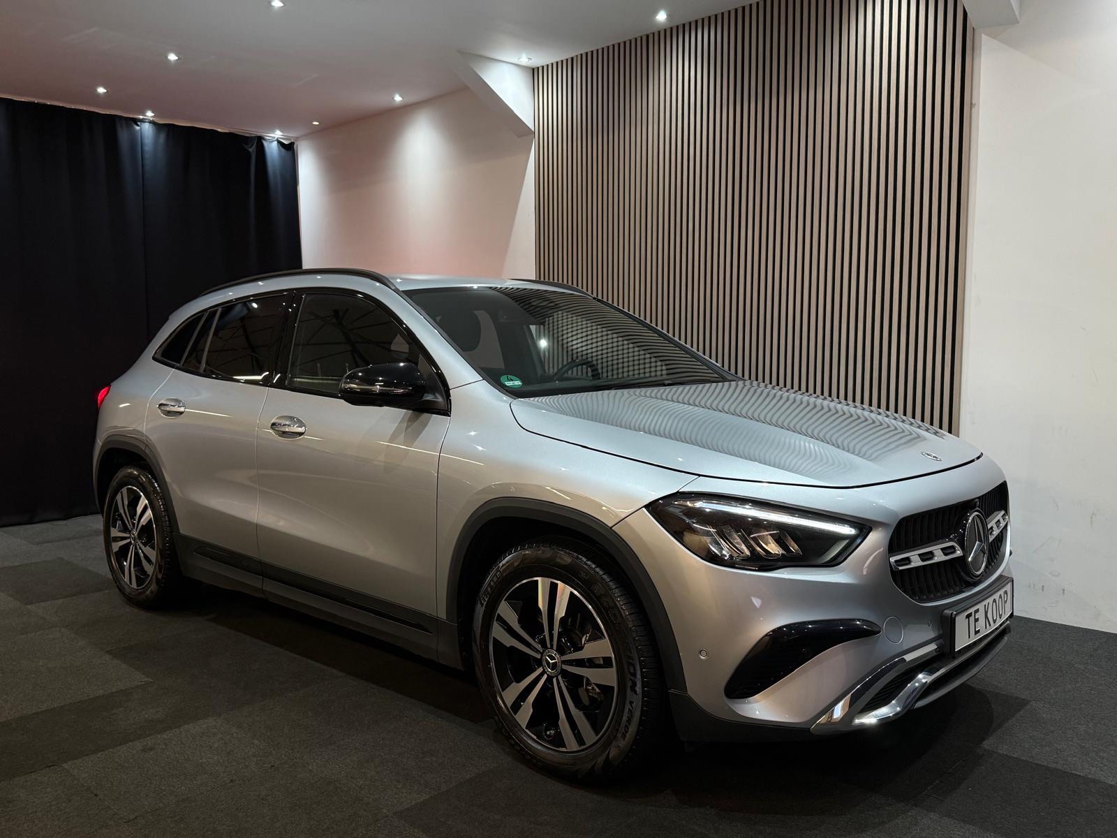 Mercedes-Benz Gla 200 200 Luxury Line Automaat  Memory  Led Navi 2024 - voorkant