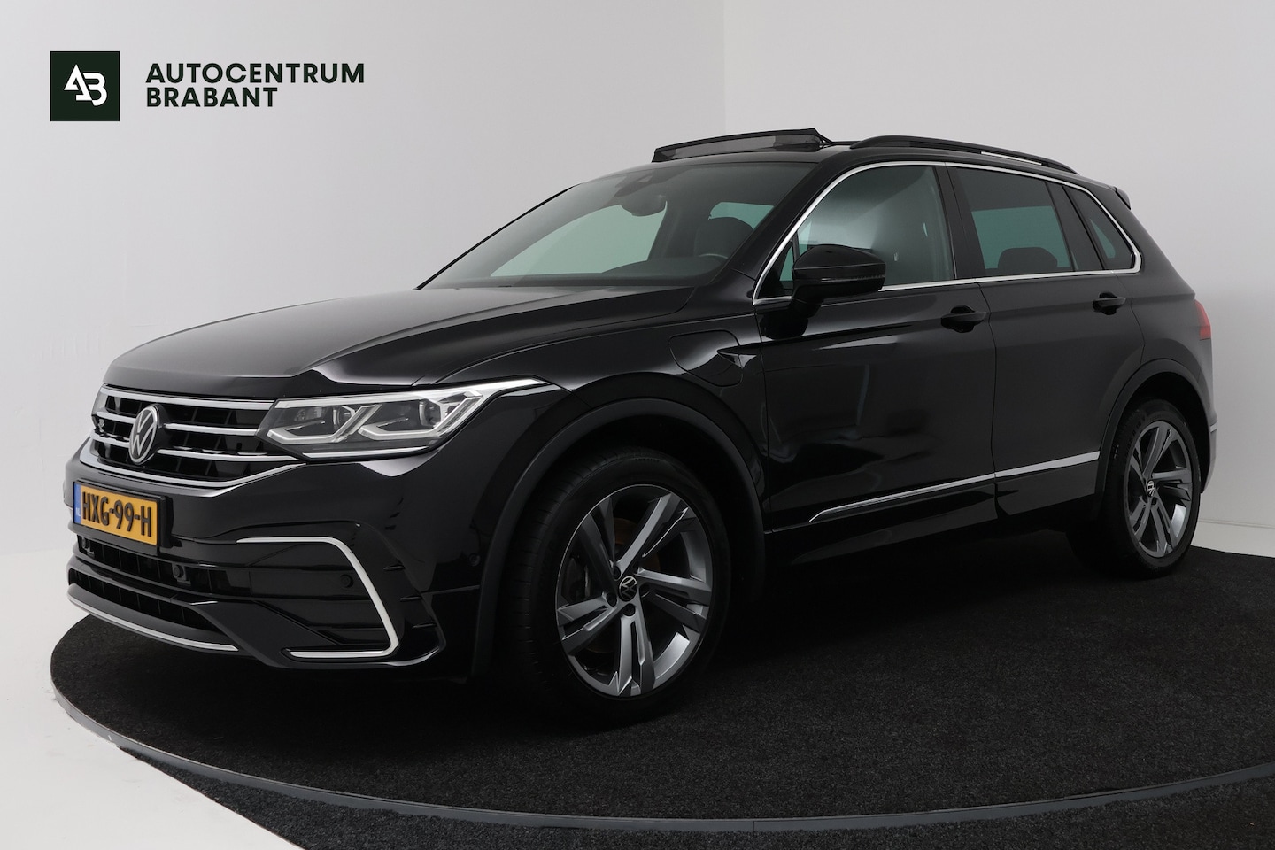 Volkswagen Tiguan 1.4 TSI eHybrid R-Line Business+ (PANORAMADAK, CAMERA, CARPLAY, ADAPTIVE CRUISE,  DEALER ONDERHOUDEN) 2022 - voorkant
