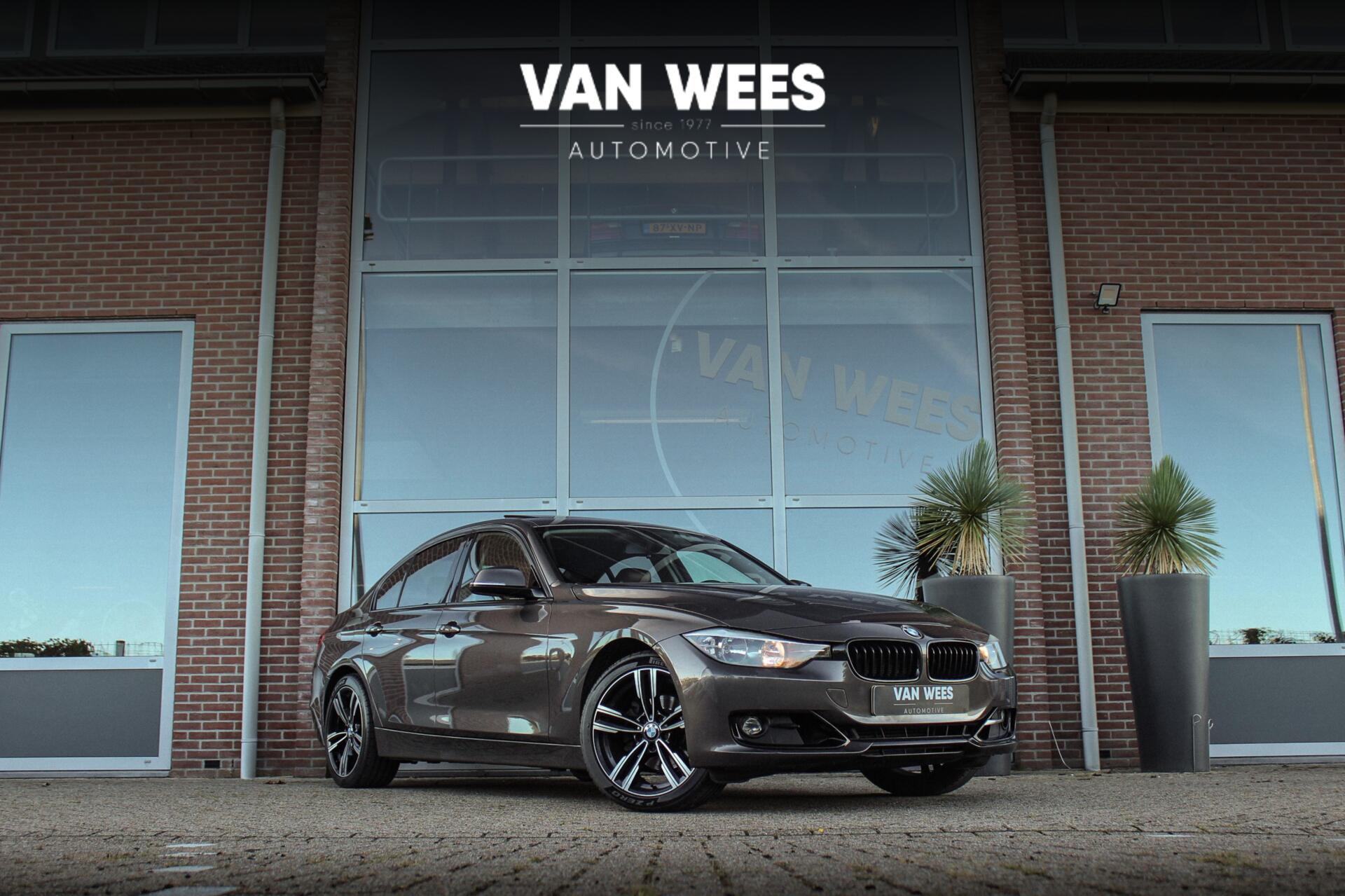 BMW 3er Reihe 320i Upgrade Edition | Sport Line | Origineel Nederlands | Schuif-/kanteldak | Sportstoelen | Bluetooth | Sportstuur | Hoogglans Shadow line | PDC | Lichtpakket | 18 inch 2012 - voorkant