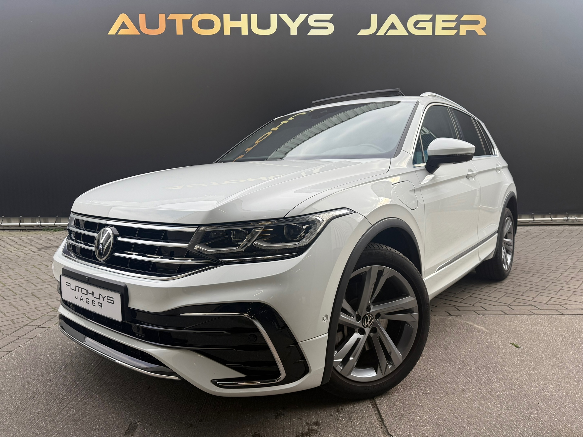 Volkswagen Tiguan 1.4 TSI eHybrid R-Line Pano 360 Leder Carplay Memory Camera Automaat 2022 - voorkant