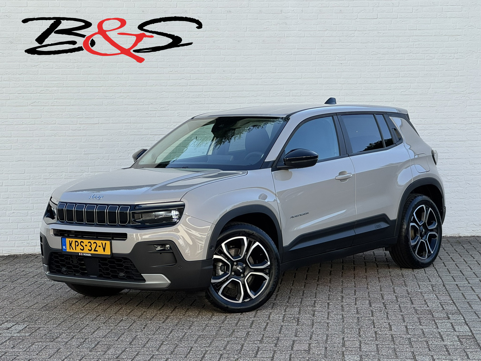 Jeep Avenger Summit 54 kWh SOH 96% Clima Camera Carplay Adaptive Cruise PDC voor en achter Half Leder 2025 - voorkant