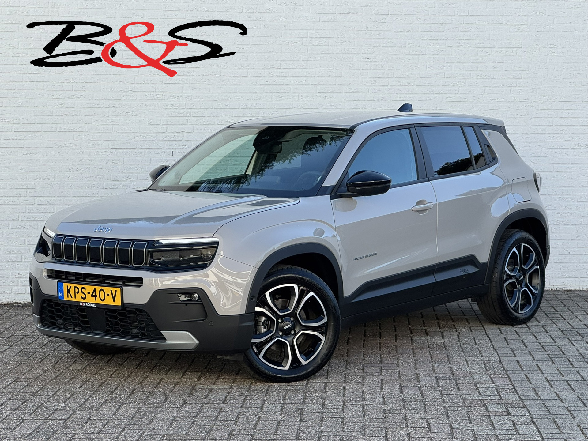 Jeep Avenger Summit 54 kWh Clima Camera Cruise Carplay PDC voor en achter Half Leder 2025 - voorkant
