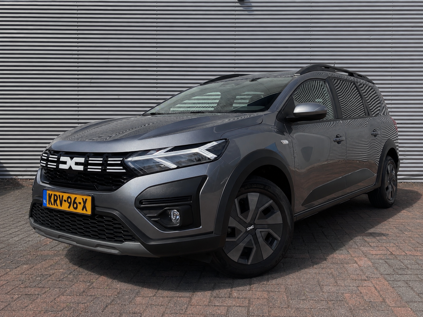 Dacia Jogger 1.0 TCe Carplay Cruise Led navi Camera BJ 2024  Eerste Eigenaar Nieuwstaat 17330 Km Gereden Fabrieksgarantie tot 14-11-2027 2024 - voorkant