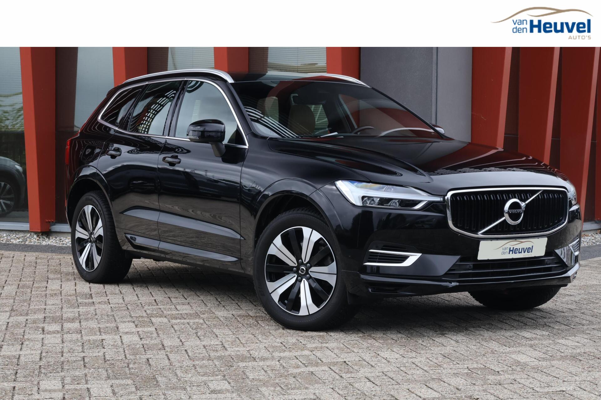 Volvo Xc60 T8 Twin Engine T8 Recharge AWD Momentum Pro | Trekhaak | Leder | Panoramadak | Parkeercamera | Keyless 2020 - voorkant