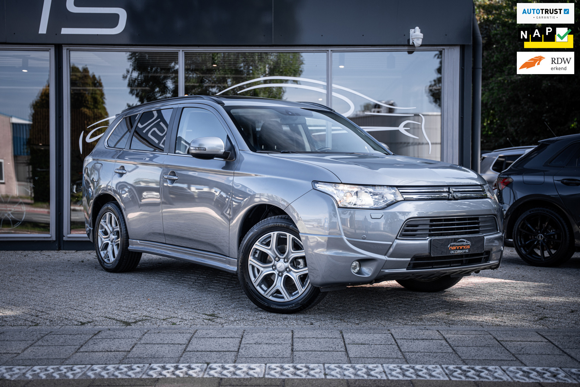 Mitsubishi Mitsubishi Outlander 2.0 PHEV Instyle|Trekhaak|Leder|Schuif/Kantel|Sport pakket|18'' 2013 - voorkant