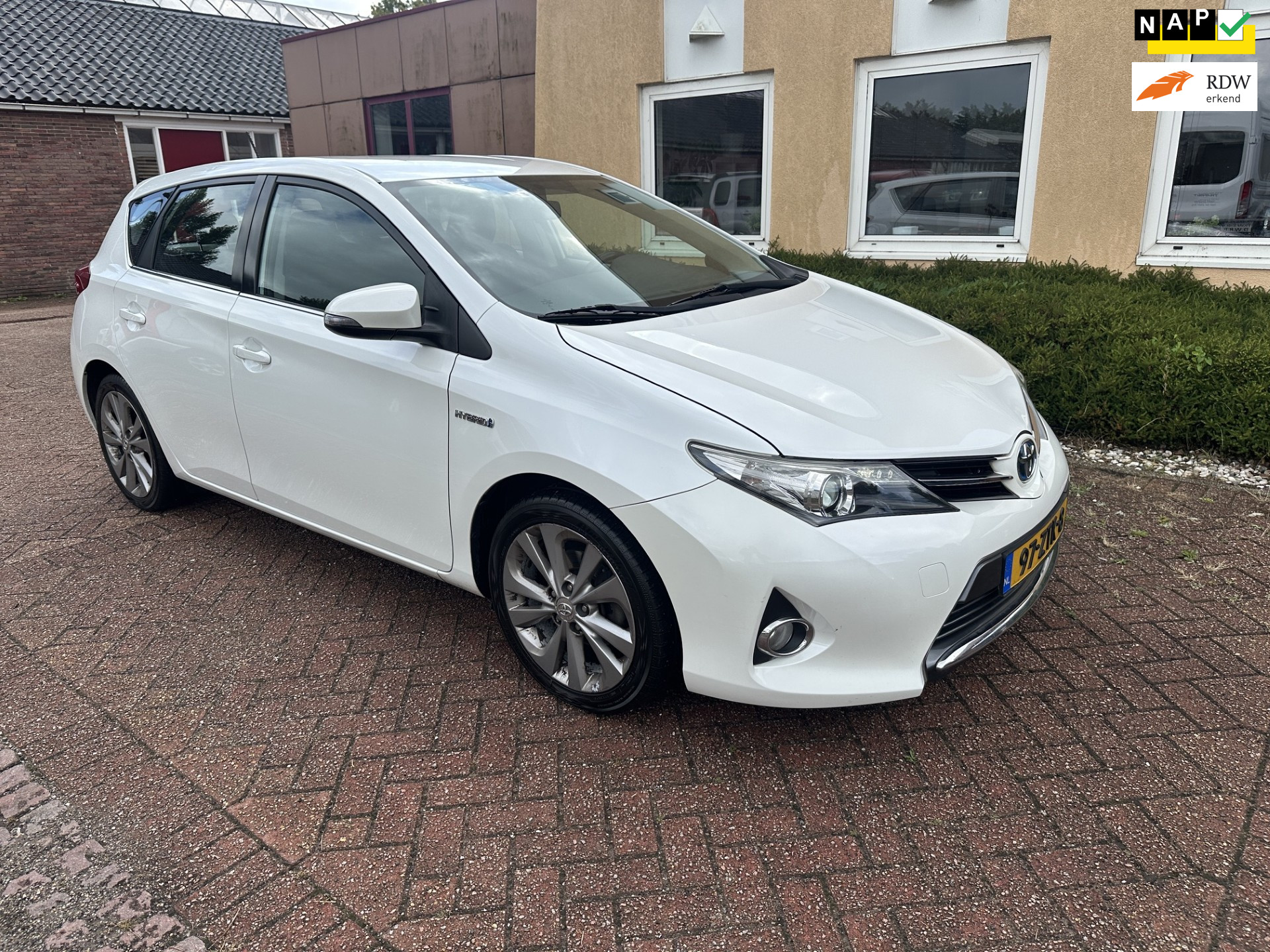 Toyota Toyota Auris 1.8 Hybrid Aspiration NAVI CAMERA DEALER ONDERHOUD 2013 - voorkant