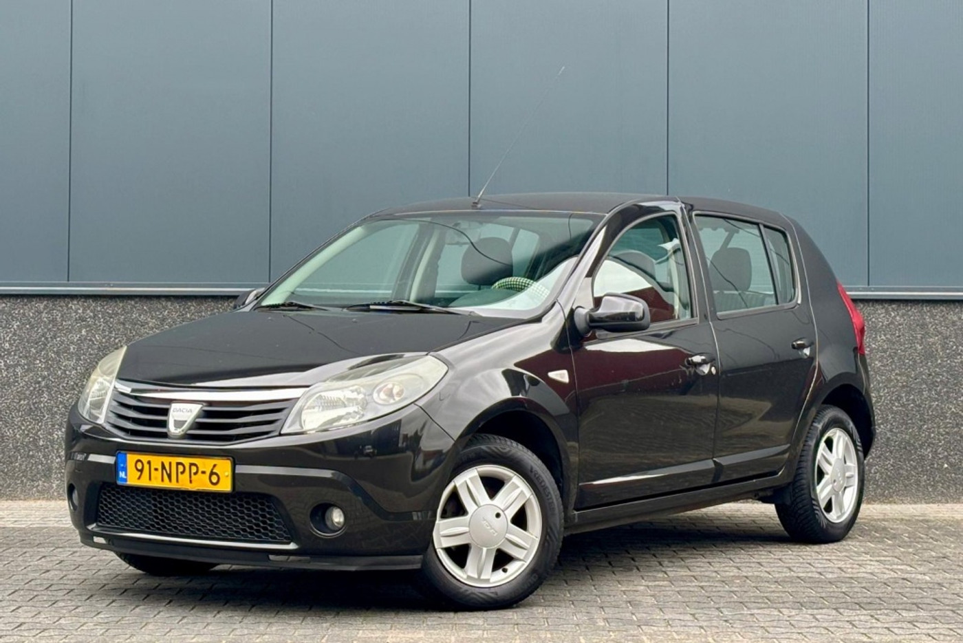 Dacia Sandero 1.2 Blackline 2010 - voorkant