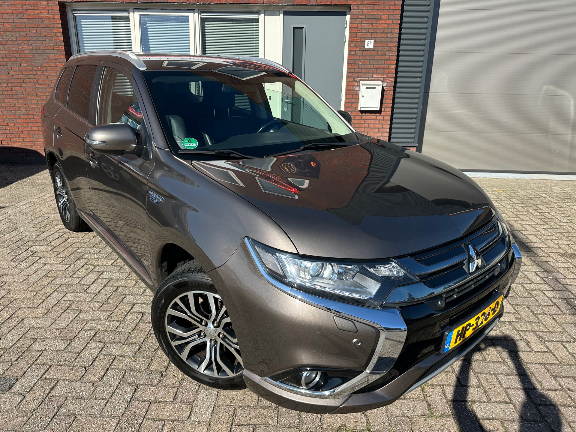 Mitsubishi Mitsubishi Outlander 2.0 PHEV Executive Edition / Navi / Leder / Camera / Stoelverw / PDC / NAP / Clima / DAB 2015 - voorkant
