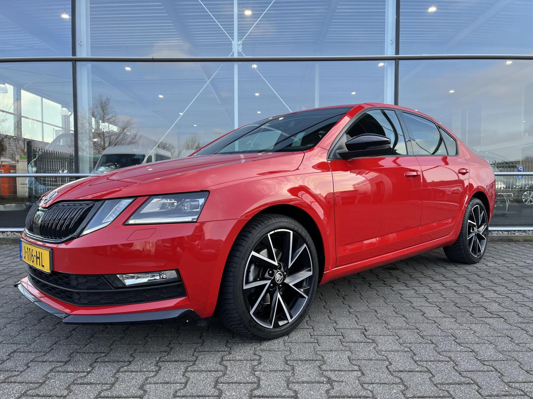 Skoda Octavia 1.5 TSI Greentech Sport Business PDC/Carplay/Navi/LMV Black Pakket 2020 - voorkant