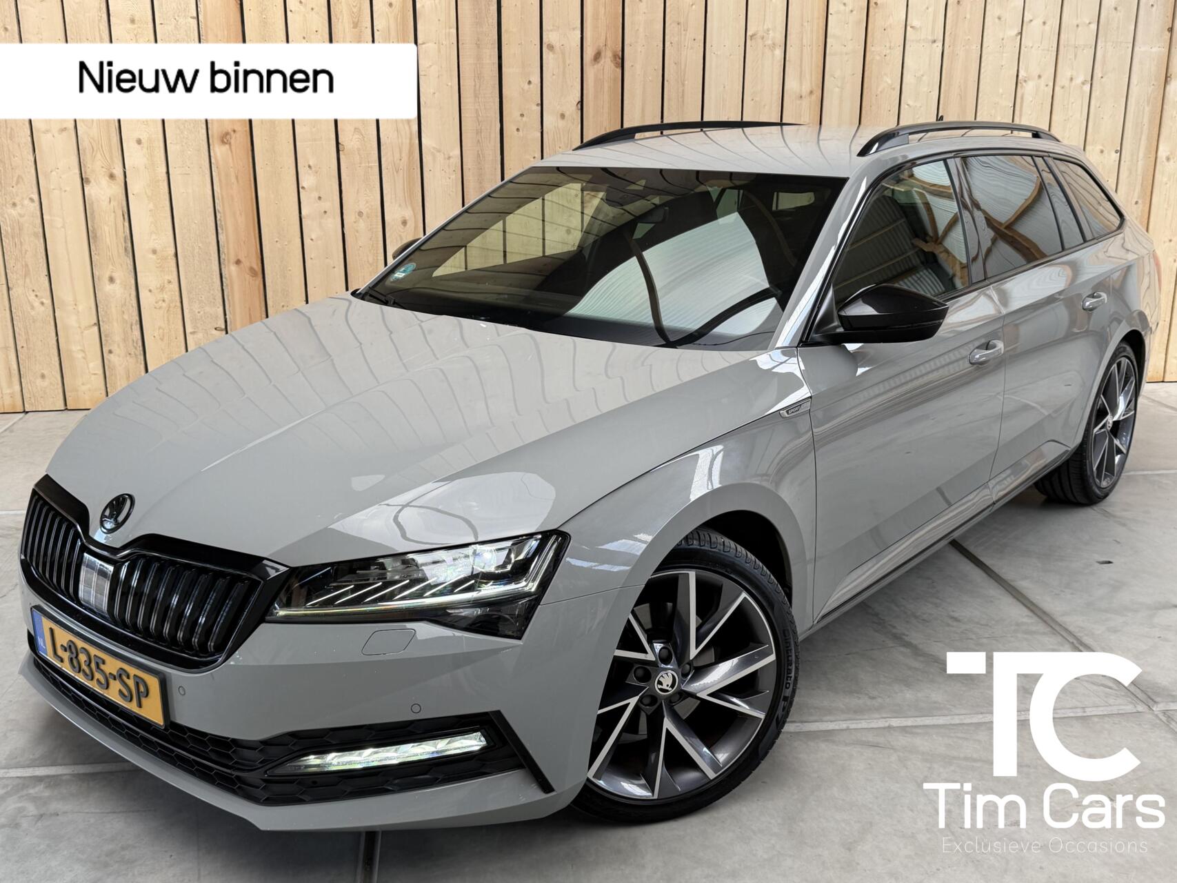 Skoda Superb 1.5 TSI ACT Sportline Business Automaat | Stuurwiel, voorstoelen en achterbank verwarmd| LED verlichting | Adaptieve cruise control | Canton HiFi | Elektrisch bedienbare achterklep | Voorruitverwarming | Achteruitrijcamera 2021 - voorkant