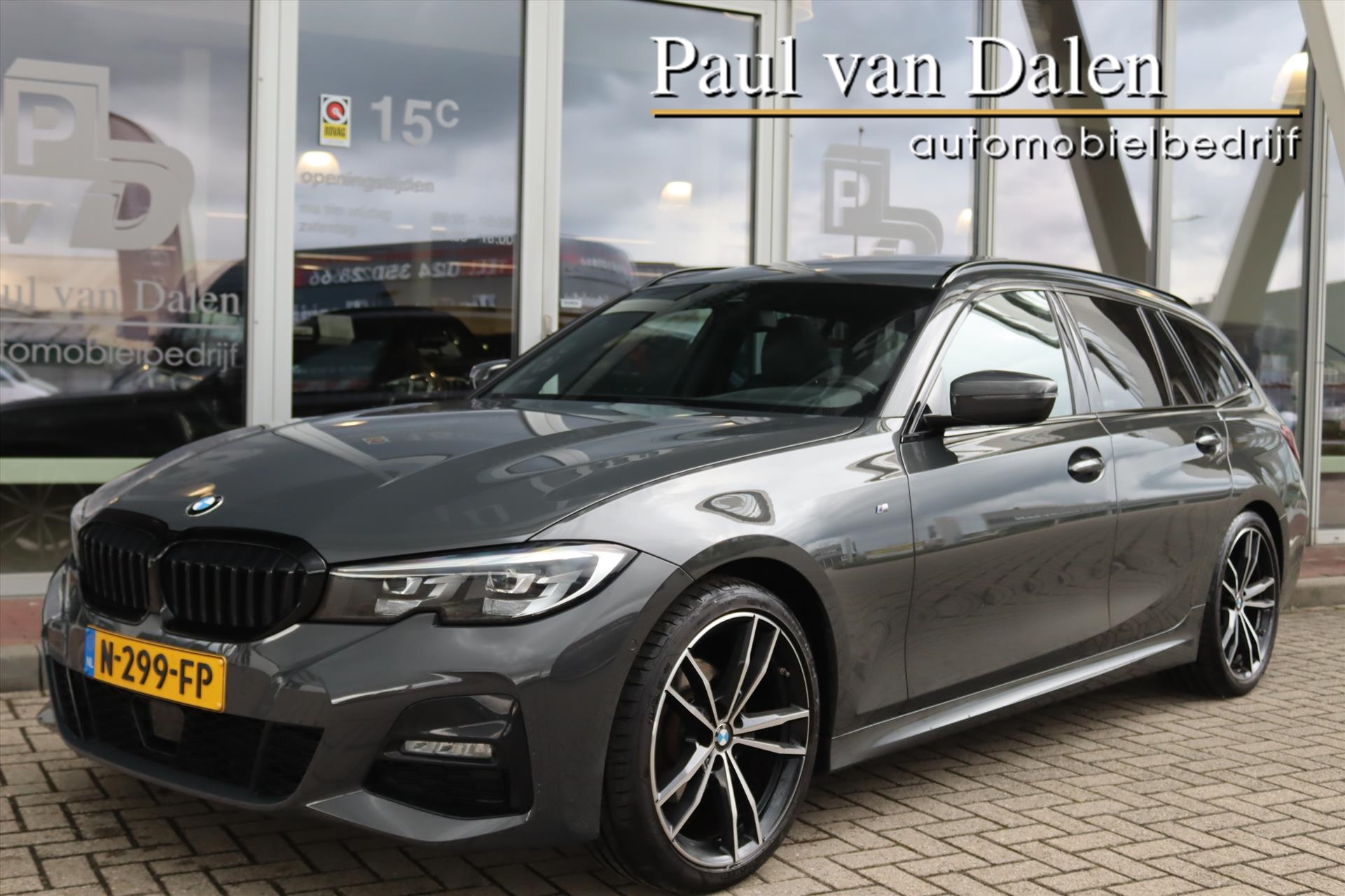 BMW 320i 320i 184PK M-SPORT SHADOW LINE Panodak | Trekhaak | Navi | Adapt.Cruise | Harman Kardon | Head Up | 19 Inch Lm | Live Cockpit | Sfeerverl. | 2021 - voorkant