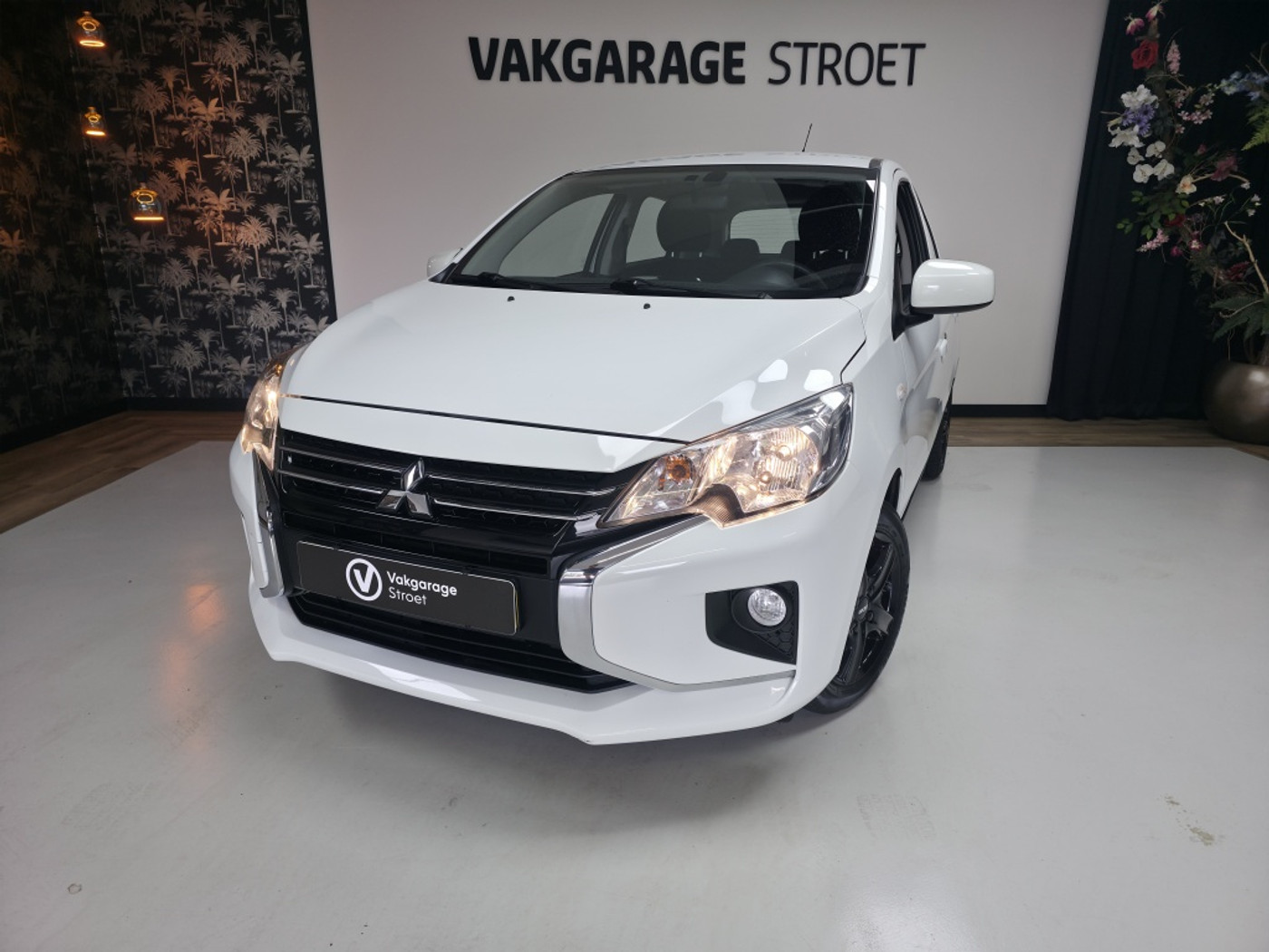 Mitsubishi Mitsubishi Space Star 1.2 Connect+ 2022 - voorkant