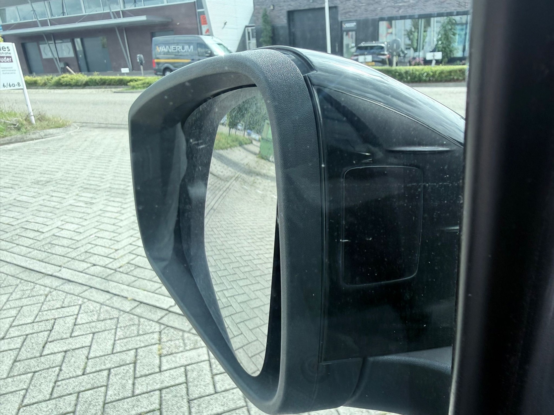 Foto van Volkswagen Caddy Modified Partition Wall