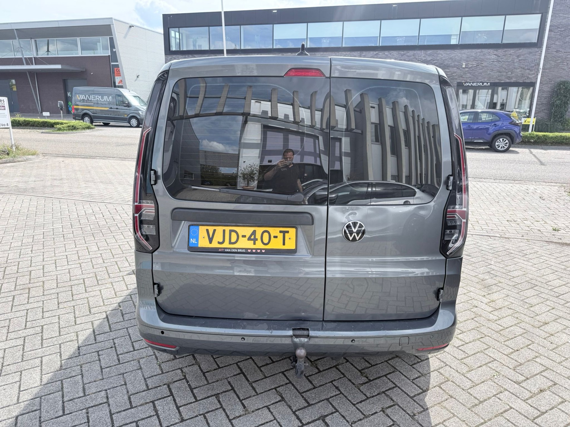 Foto van Volkswagen Caddy Modified Partition Wall