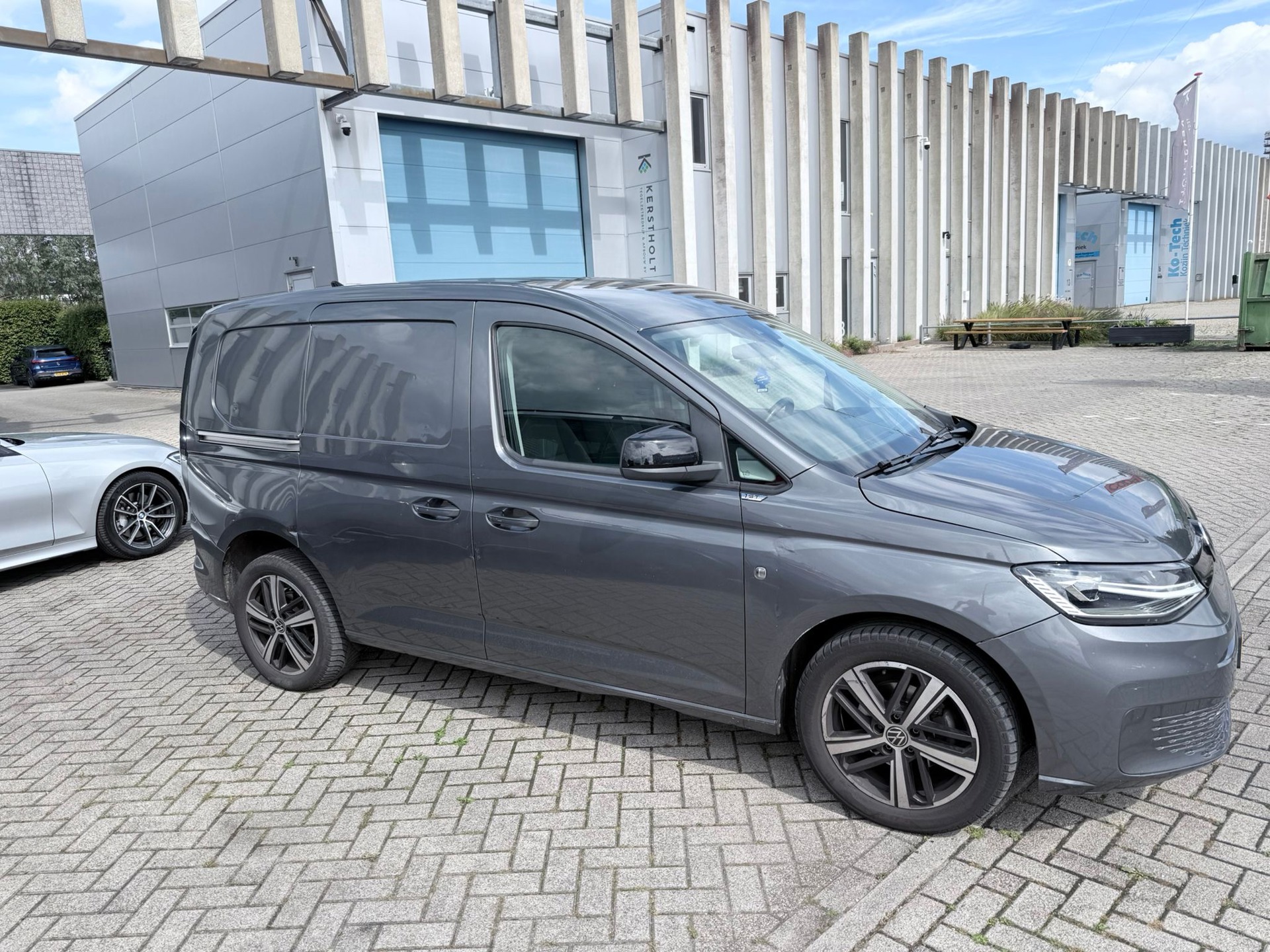 Foto van Volkswagen Caddy Modified Partition Wall