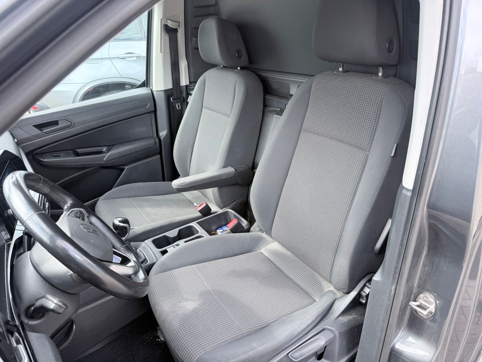 Foto van Volkswagen Caddy Modified Partition Wall