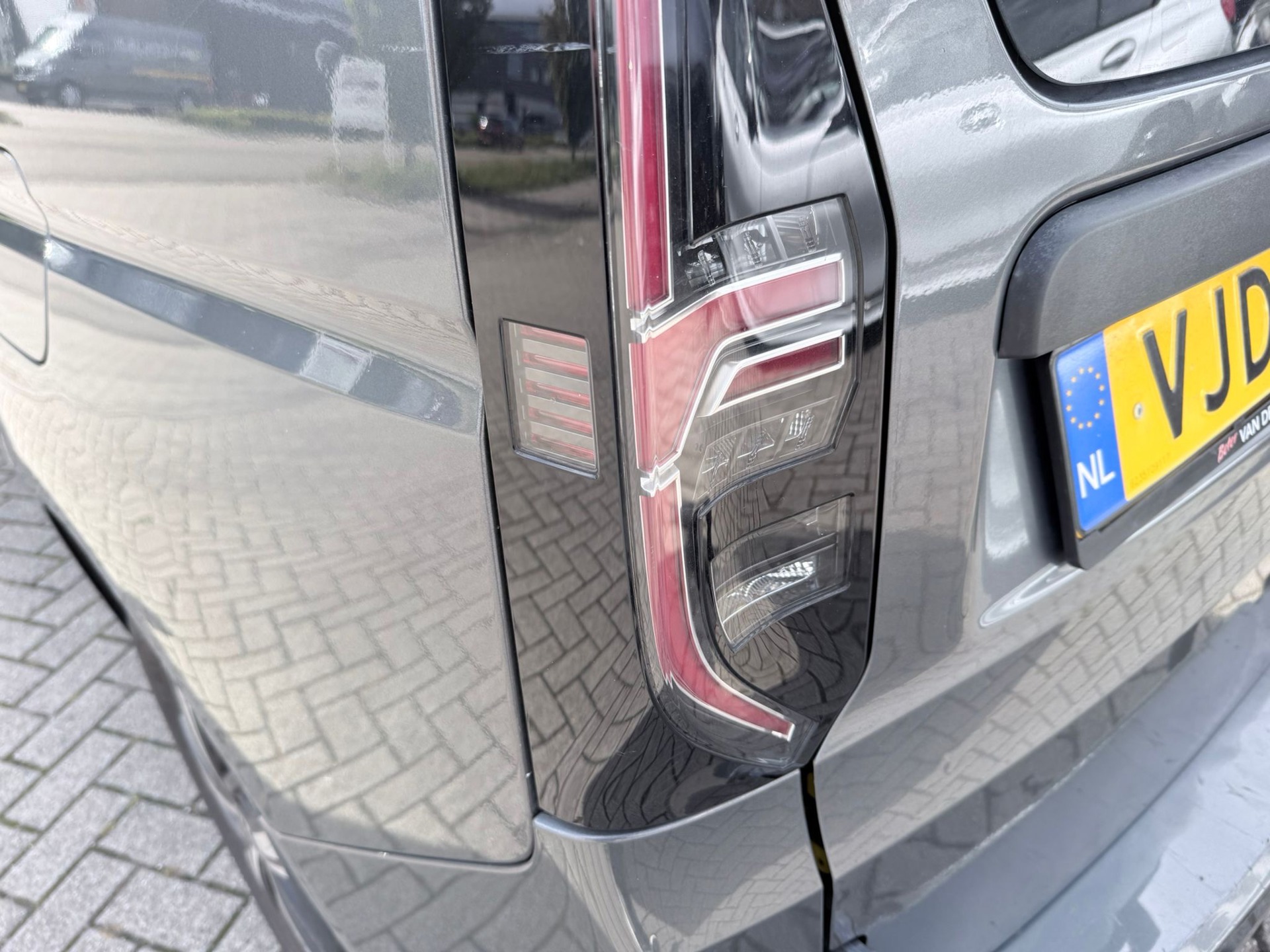 Foto van Volkswagen Caddy Modified Partition Wall