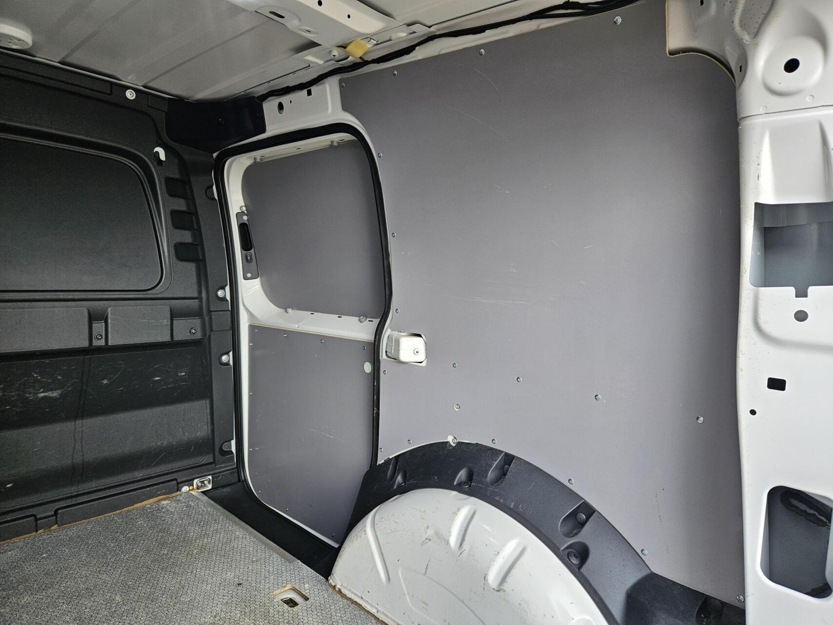 Foto van Volkswagen Caddy Modified Partition Wall