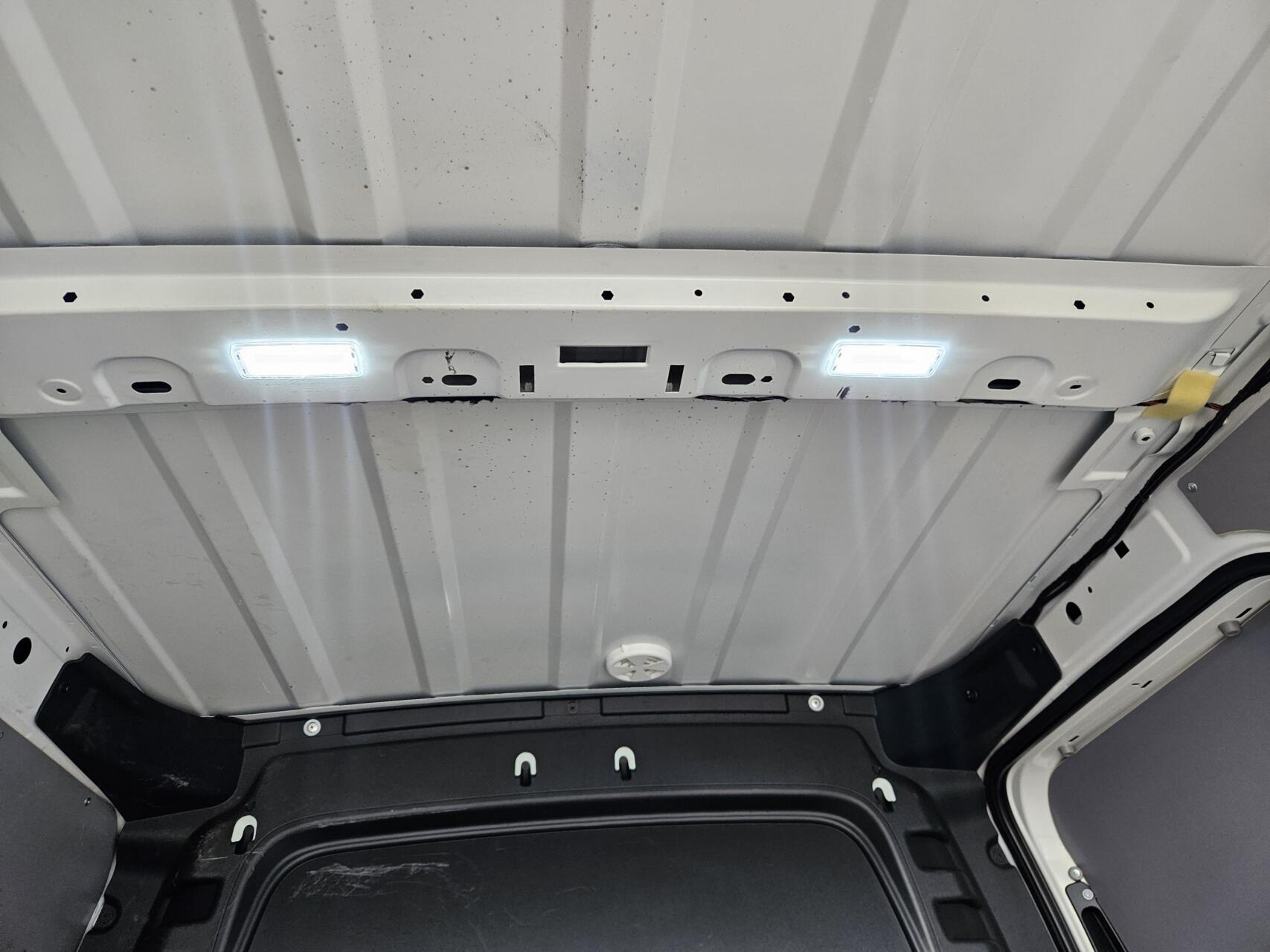 Foto van Volkswagen Caddy Modified Partition Wall