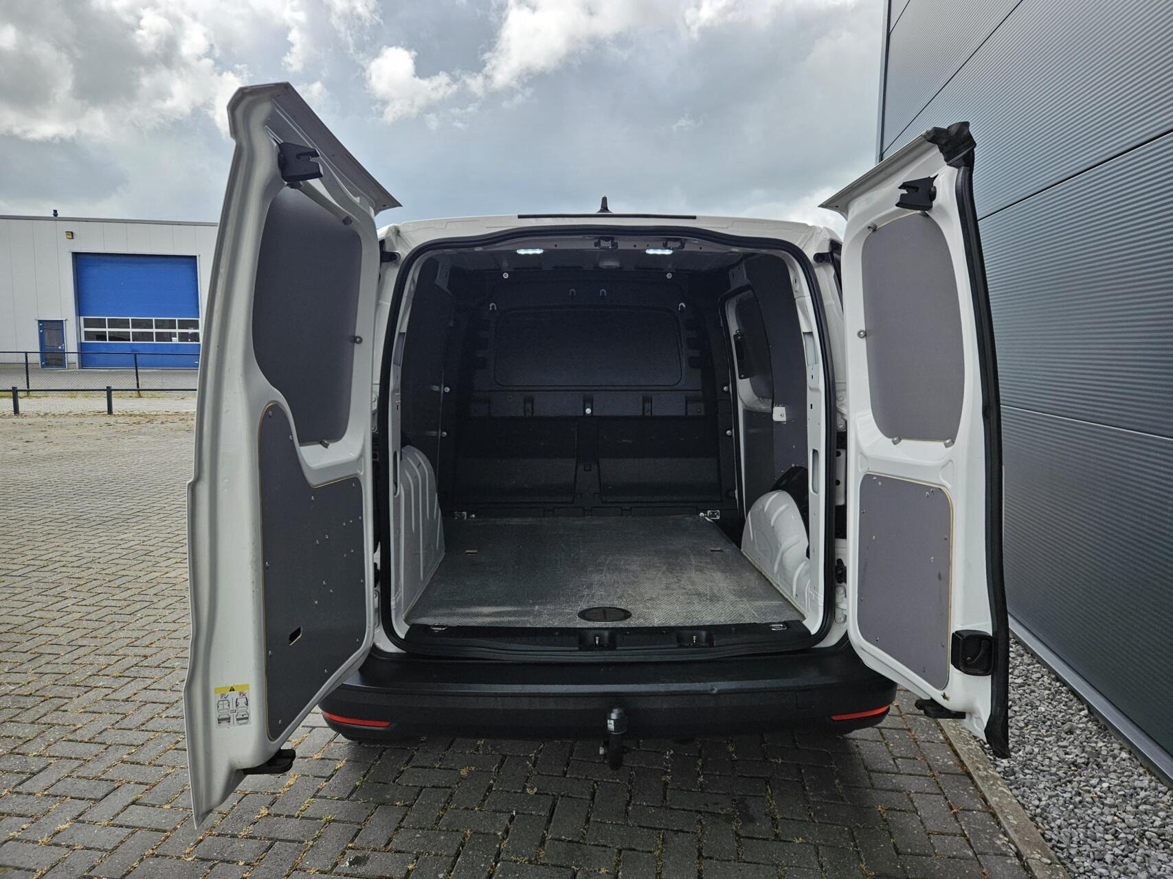 Foto van Volkswagen Caddy Modified Partition Wall