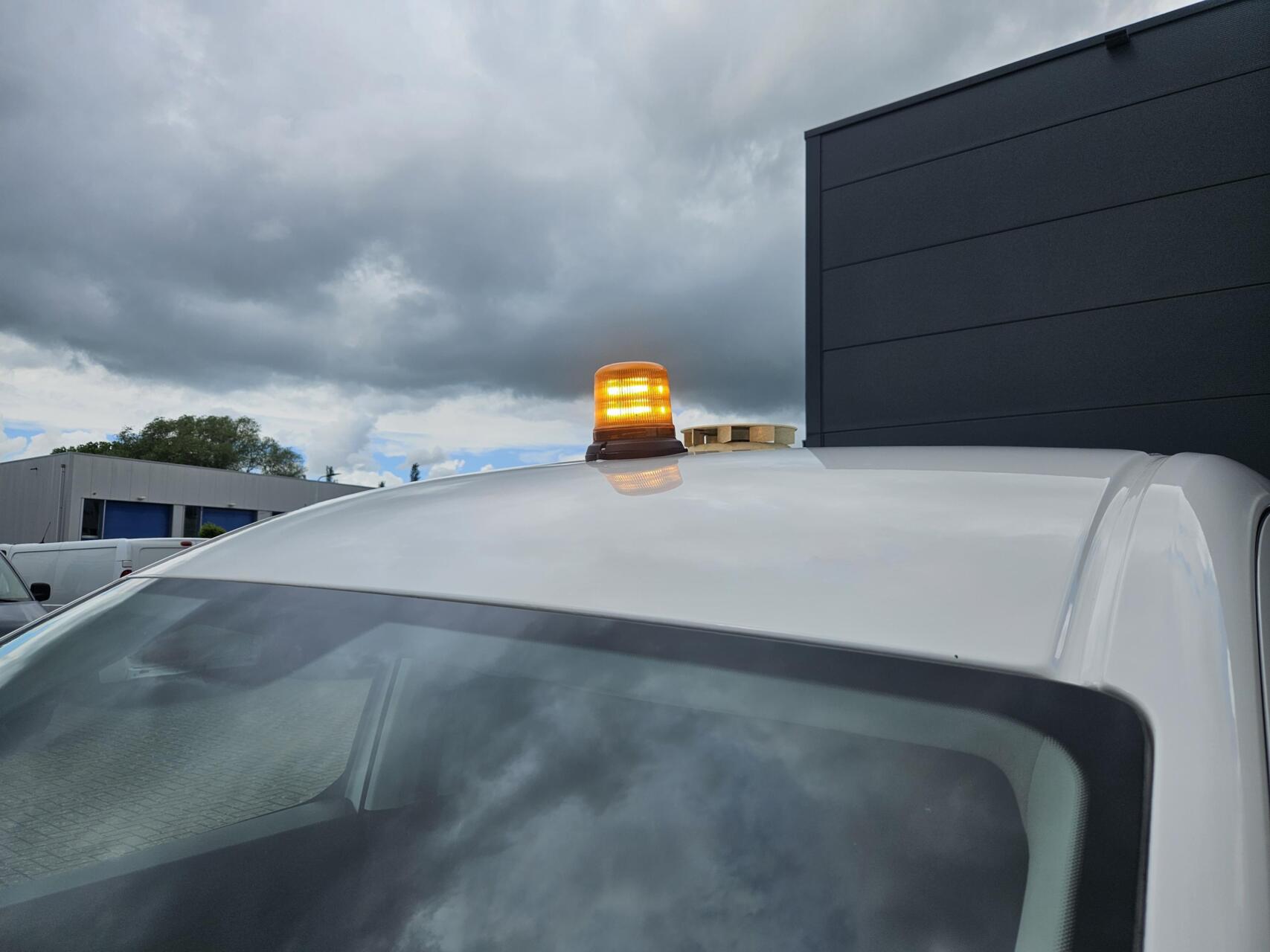 Foto van Volkswagen Caddy Modified Partition Wall