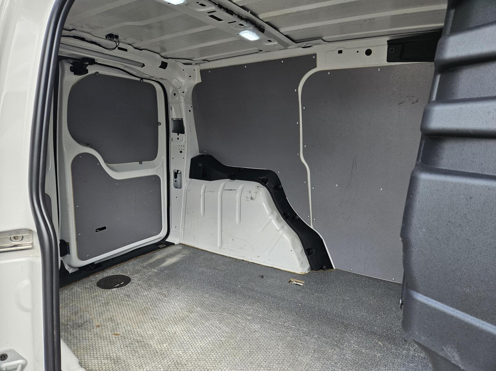 Foto van Volkswagen Caddy Modified Partition Wall