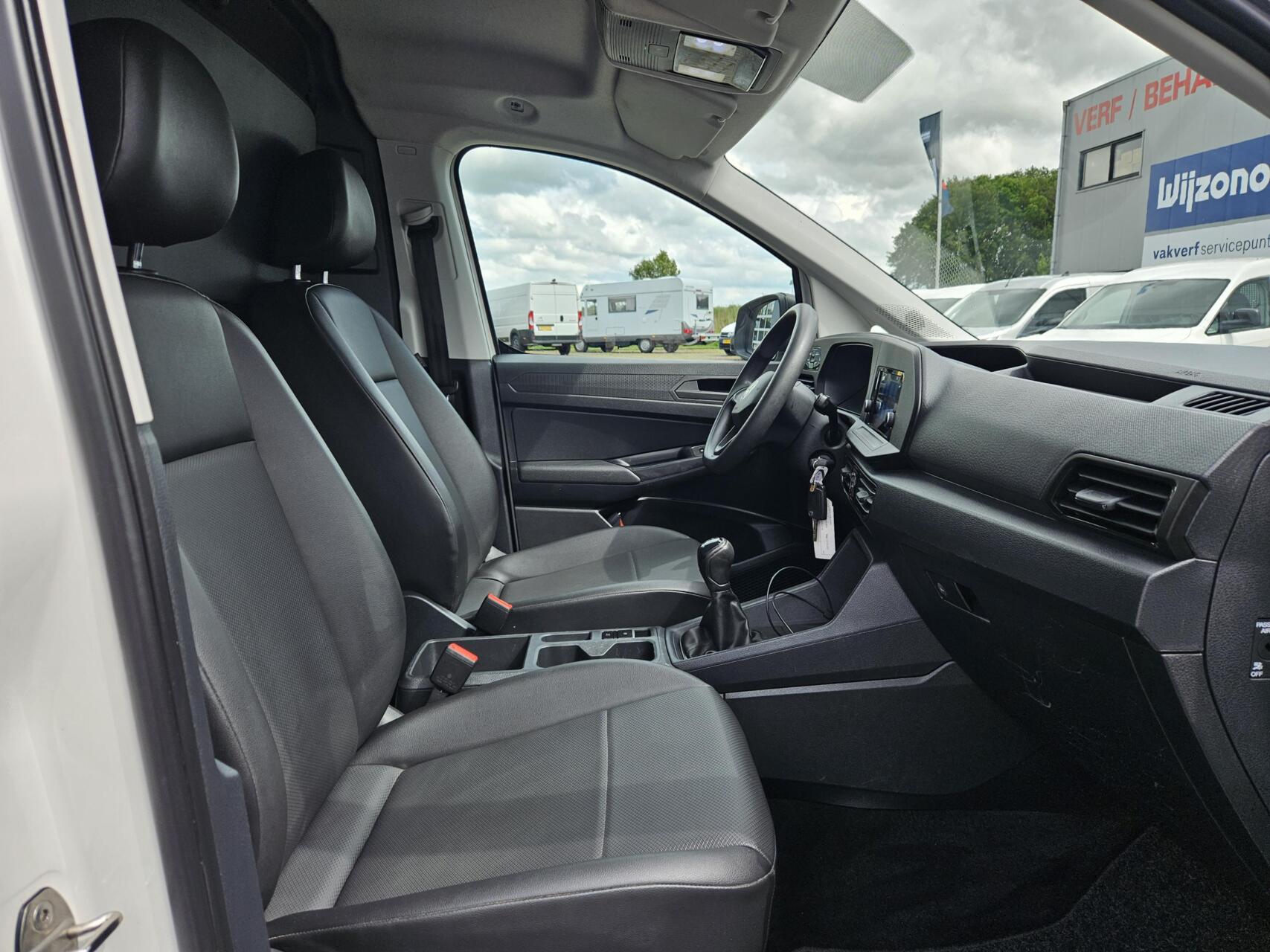 Foto van Volkswagen Caddy Modified Partition Wall