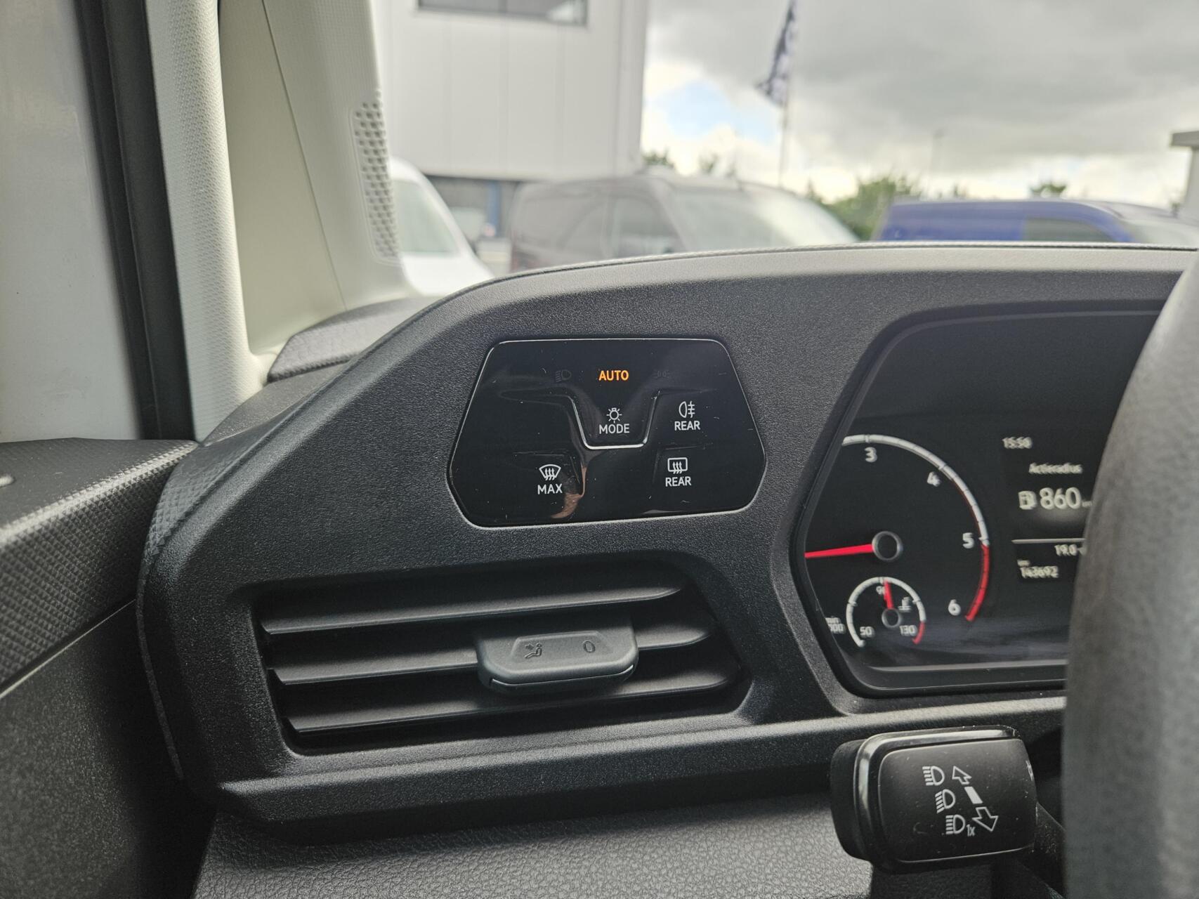 Foto van Volkswagen Caddy Modified Partition Wall