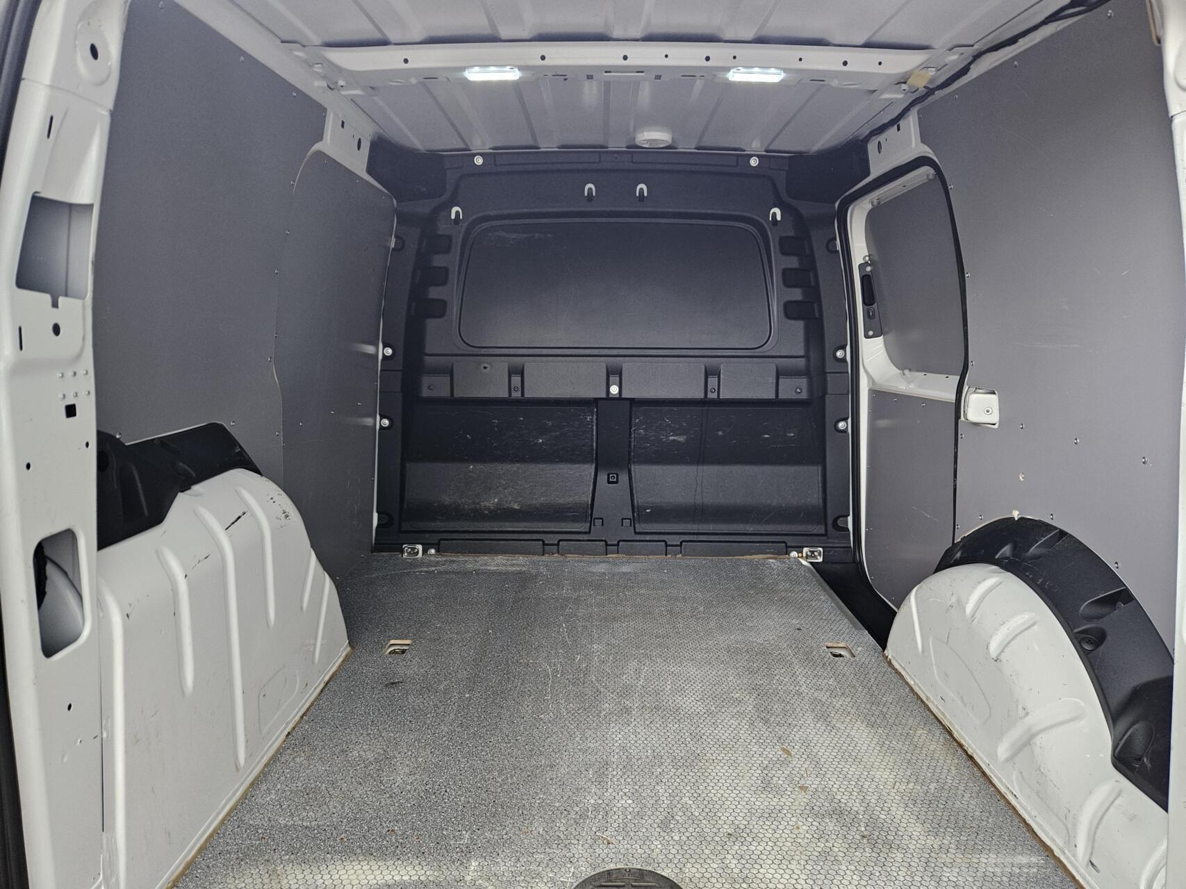 Foto van Volkswagen Caddy Modified Partition Wall