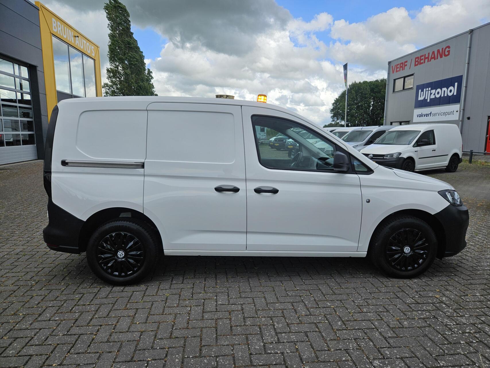 Foto van Volkswagen Caddy Modified Partition Wall