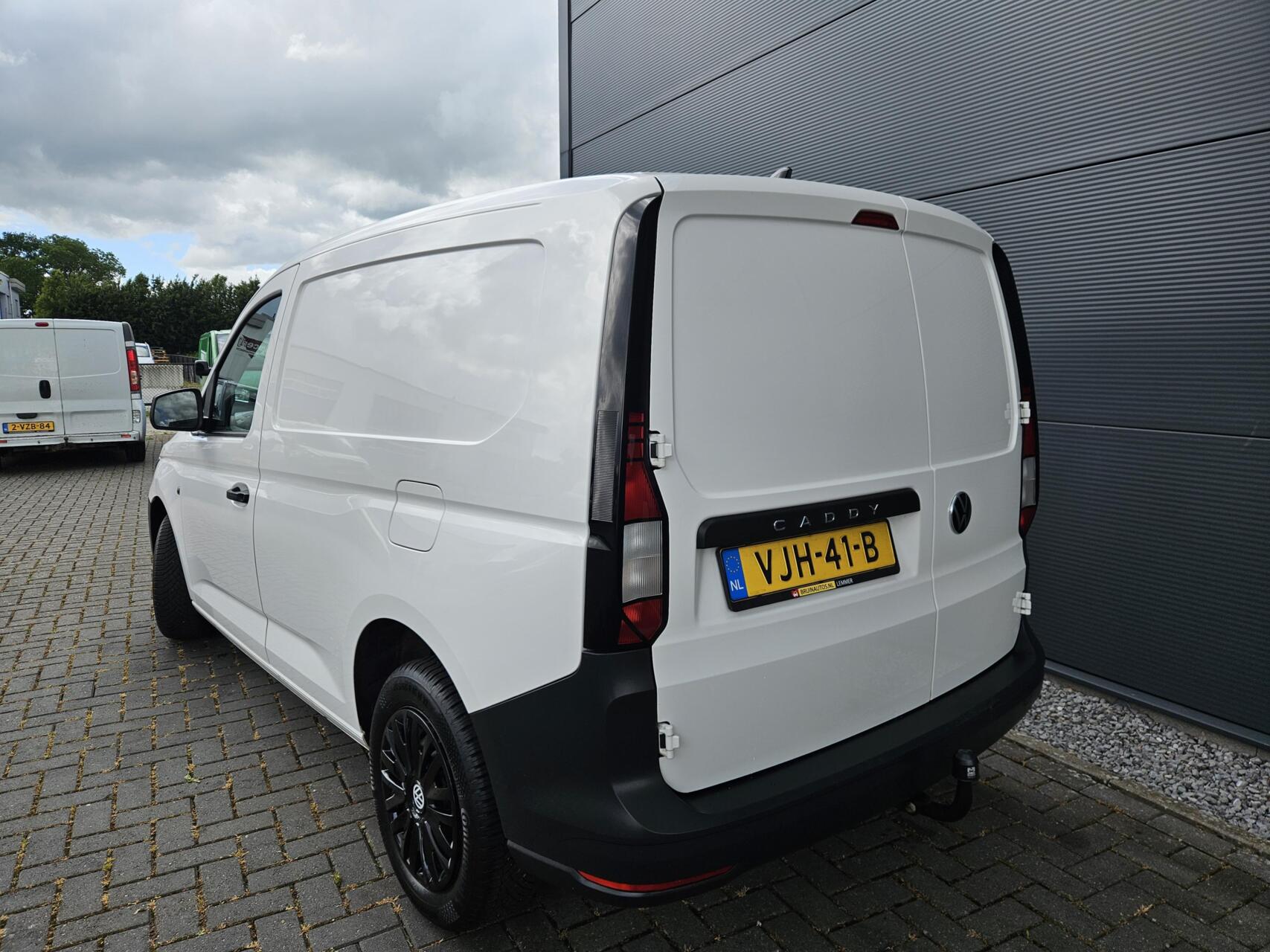Foto van Volkswagen Caddy Modified Partition Wall