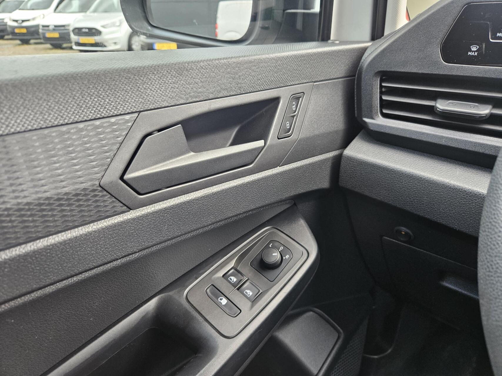 Foto van Volkswagen Caddy Modified Partition Wall
