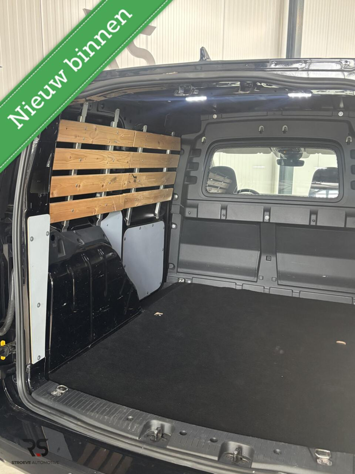 Foto van Volkswagen Caddy Modified Partition Wall