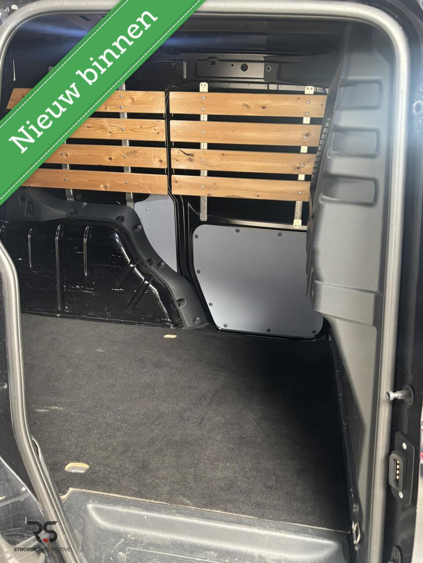 Foto van Volkswagen Caddy Modified Partition Wall