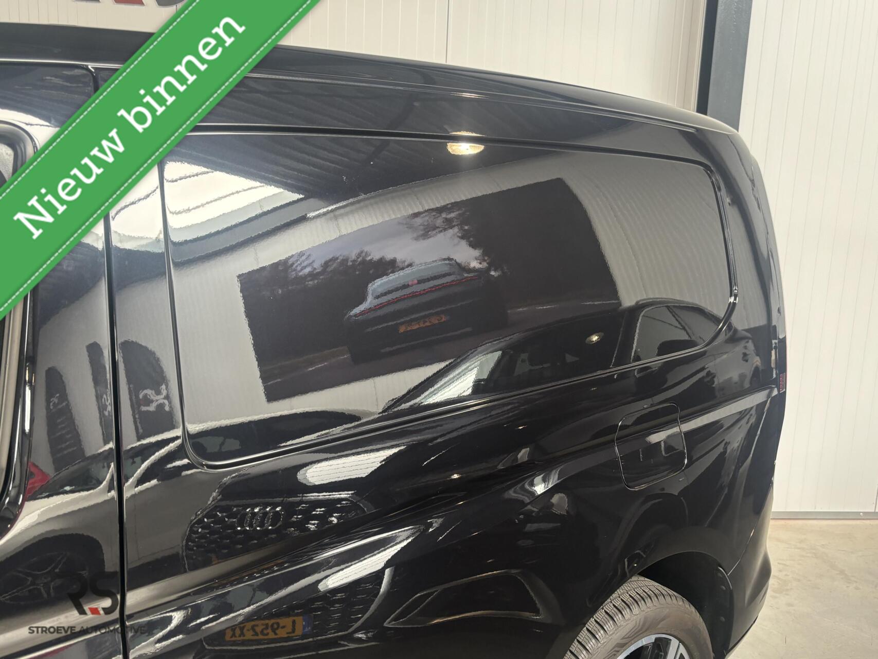 Foto van Volkswagen Caddy Modified Partition Wall