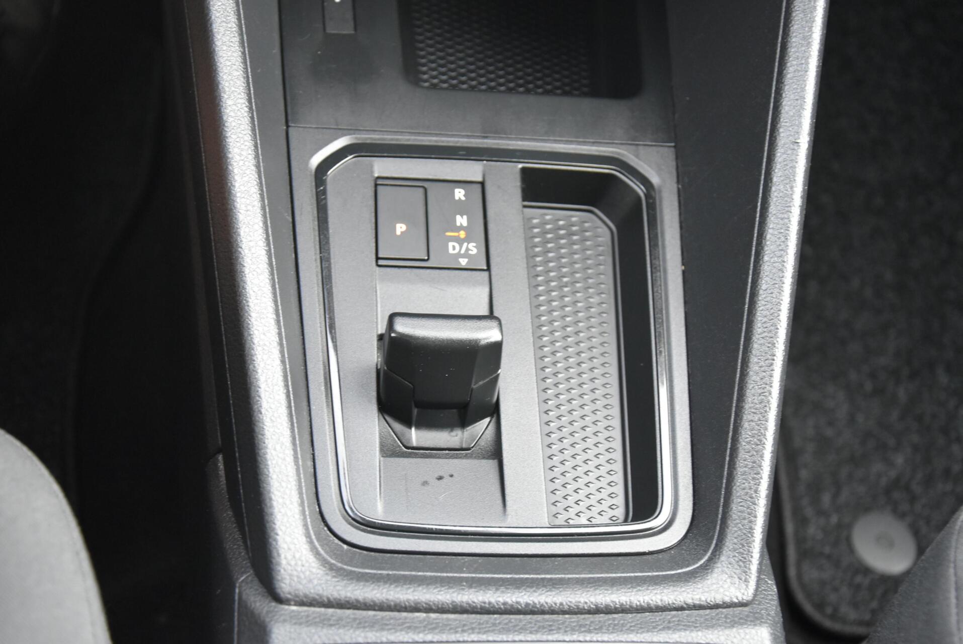 Foto van Volkswagen Caddy Modified Partition Wall