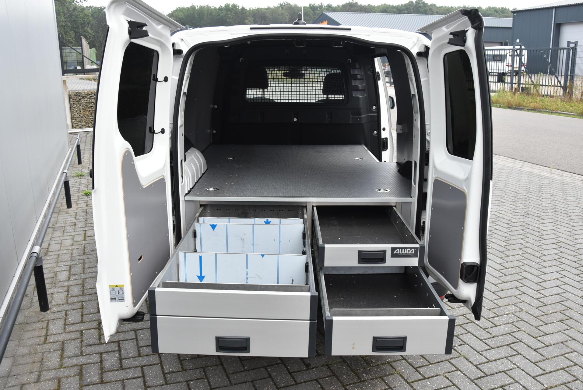 Foto van Volkswagen Caddy Modified Partition Wall