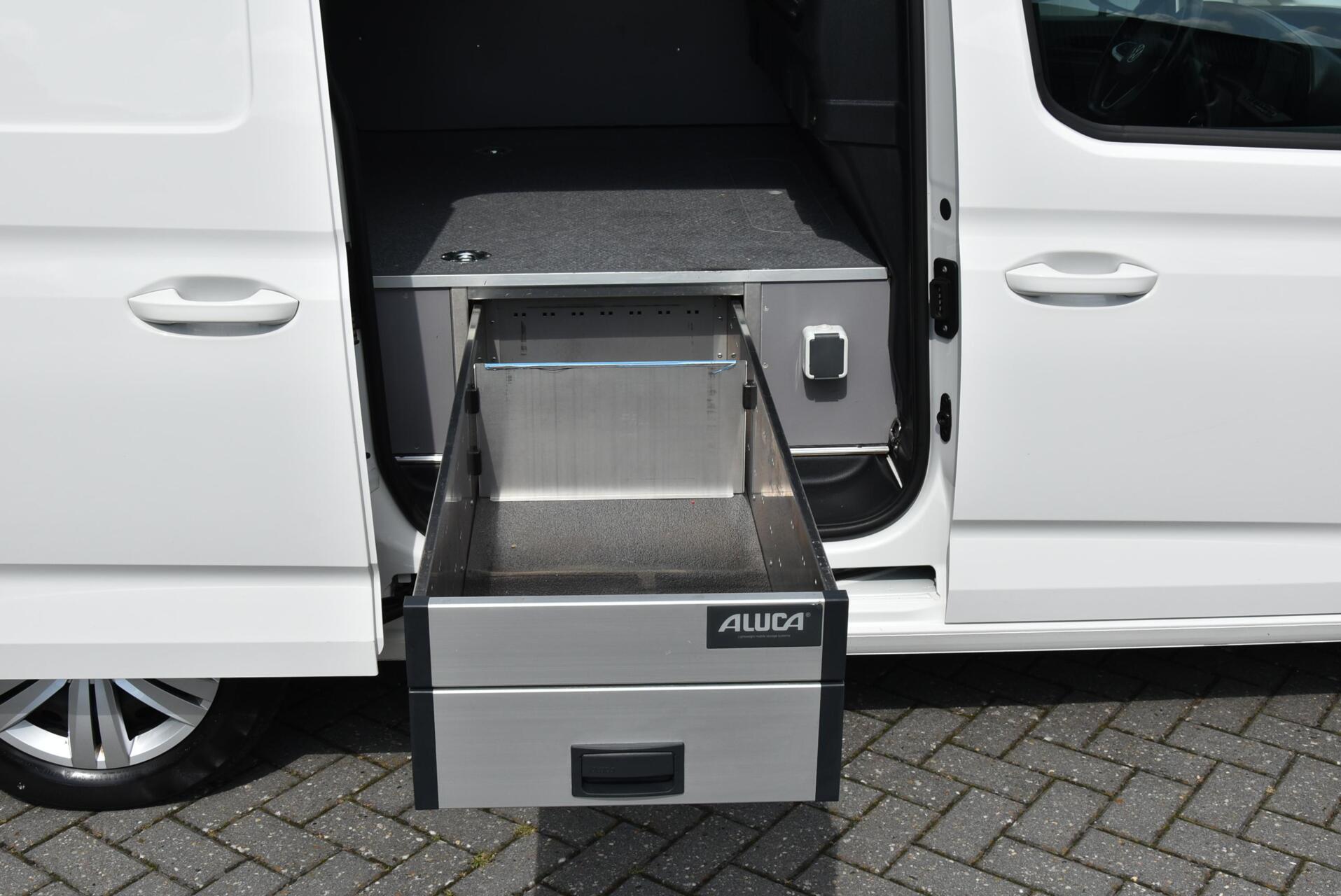 Foto van Volkswagen Caddy Modified Partition Wall