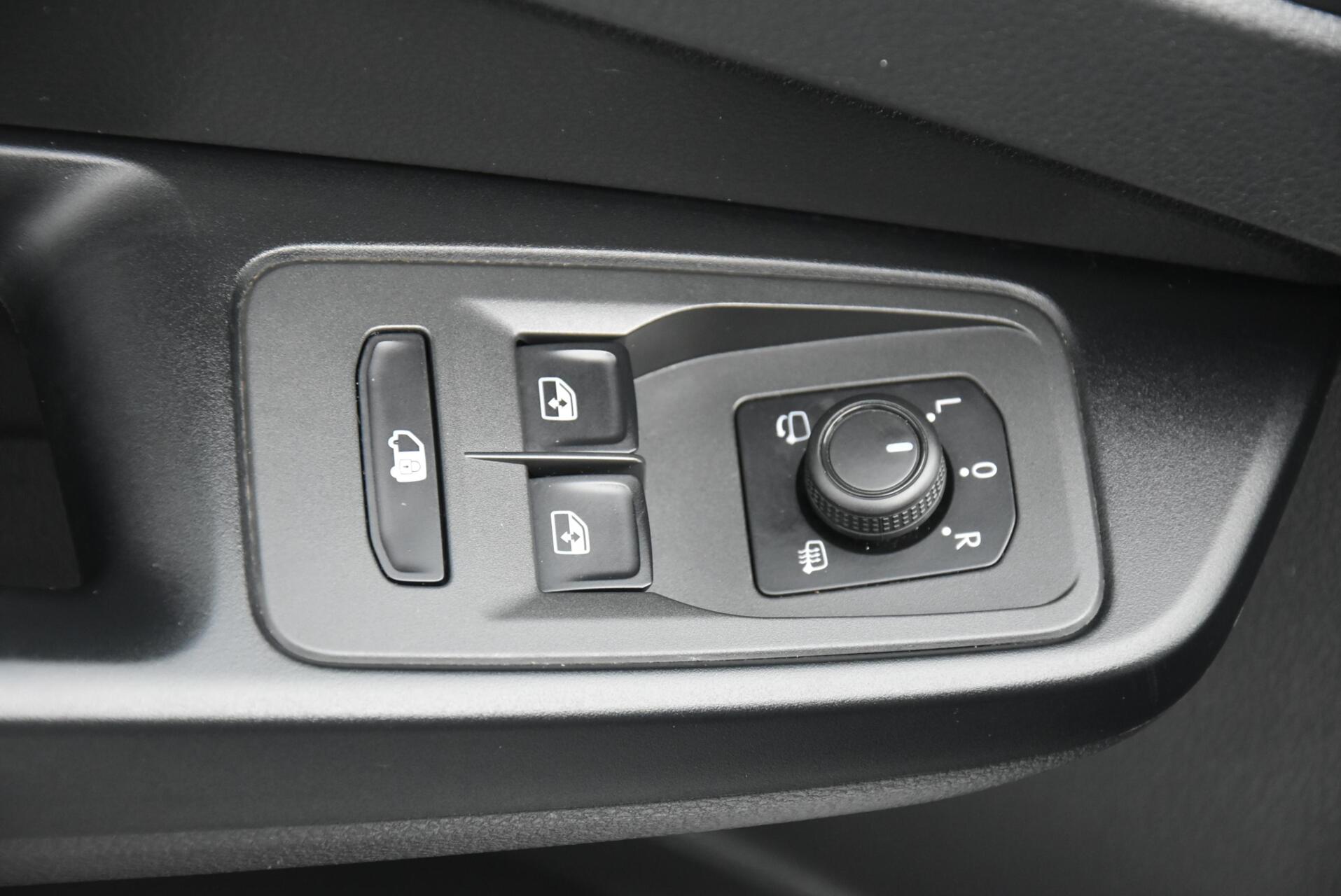 Foto van Volkswagen Caddy Modified Partition Wall