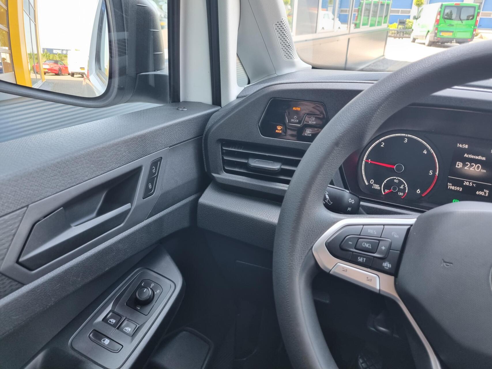 Foto van Volkswagen Caddy Modified Partition Wall