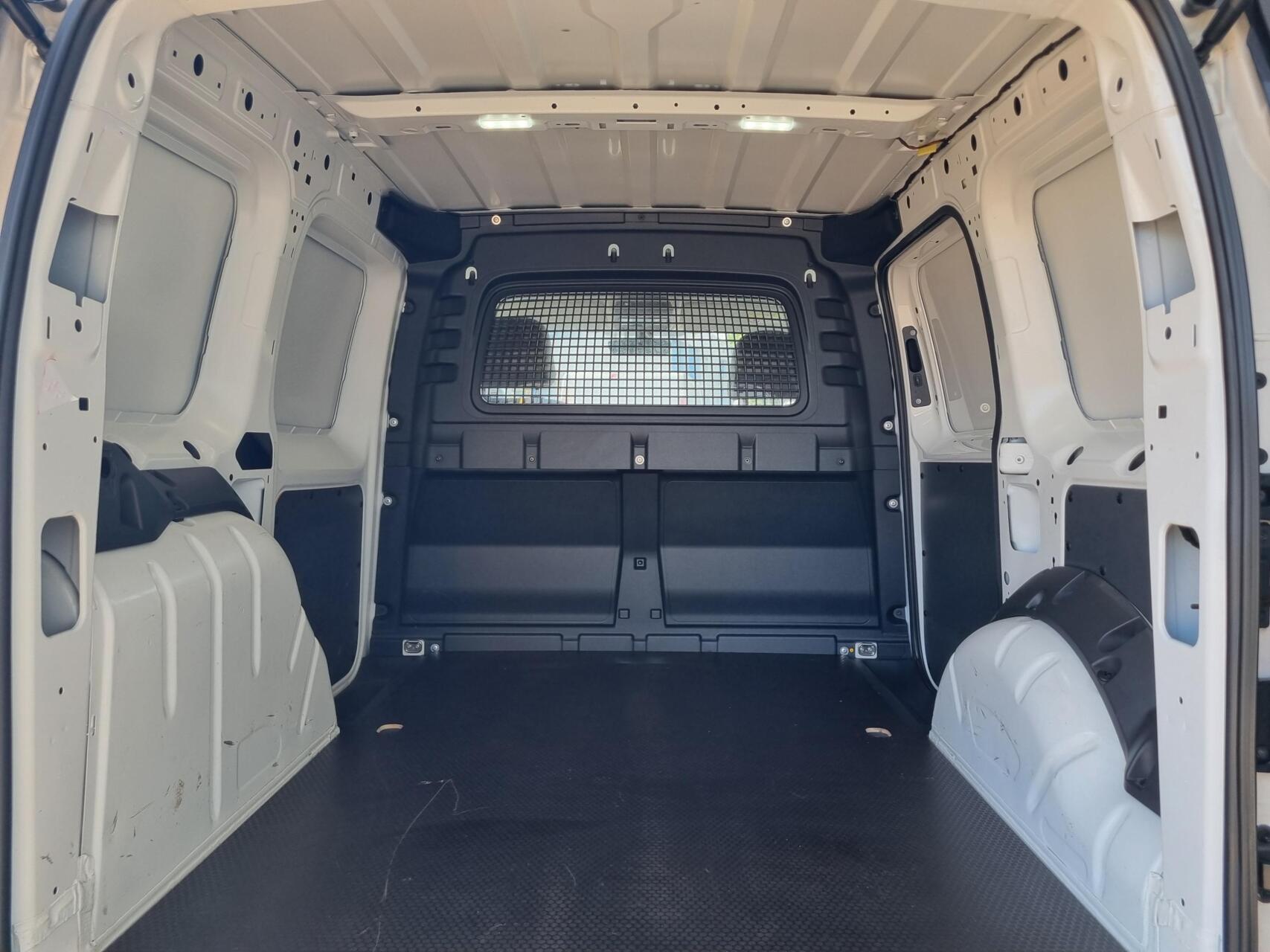 Foto van Volkswagen Caddy Modified Partition Wall